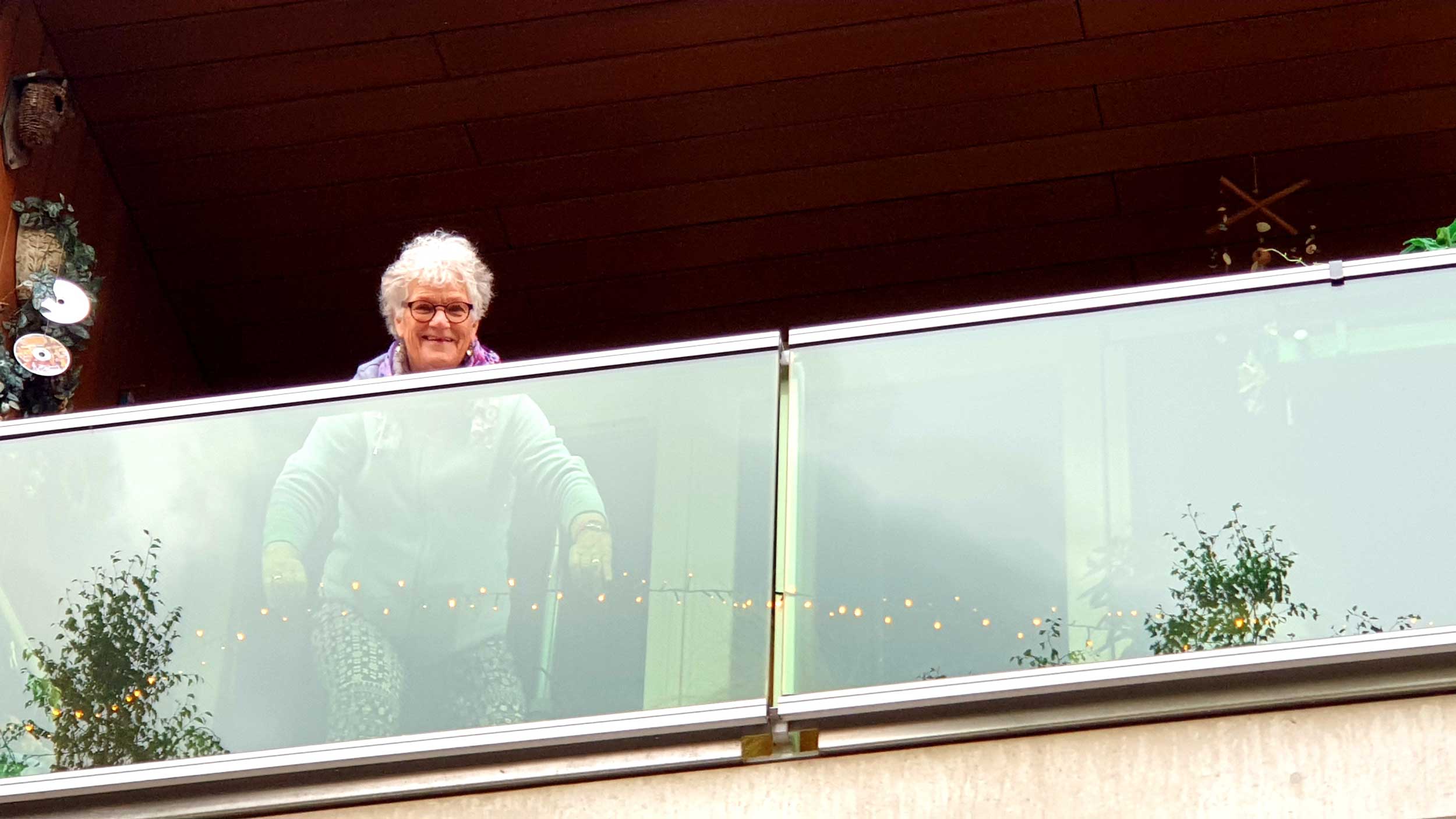 BT_TIP-UIT-DE-STAD-Henny-laat-de-kerstverlichting-liggen-op-haar-balkon,-zo-creert-zij-een-lichtpuntje-in-de-stad